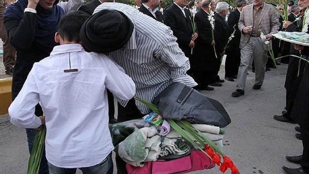 اینجا به تماشای ایثار بنشینید؛ معلمانی که پیامبر زمان خود شدهاند