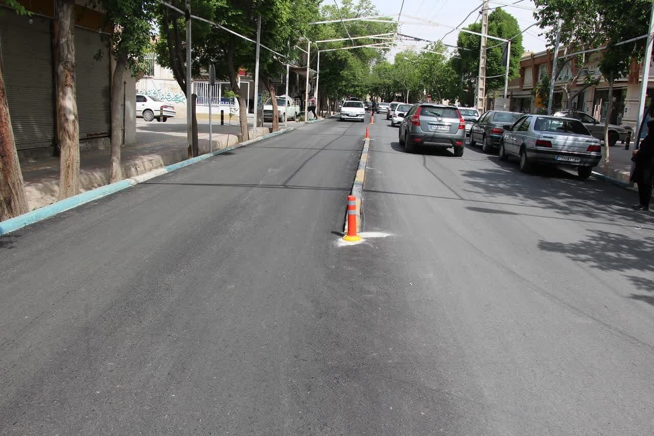 عملیات اجرای روکش آسفالت خیابانهای شهید هاشمینژاد و شهدا تکمیل شد