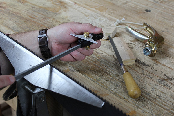 روش دستی؛ سادهترین راه برای تیز کردن اره