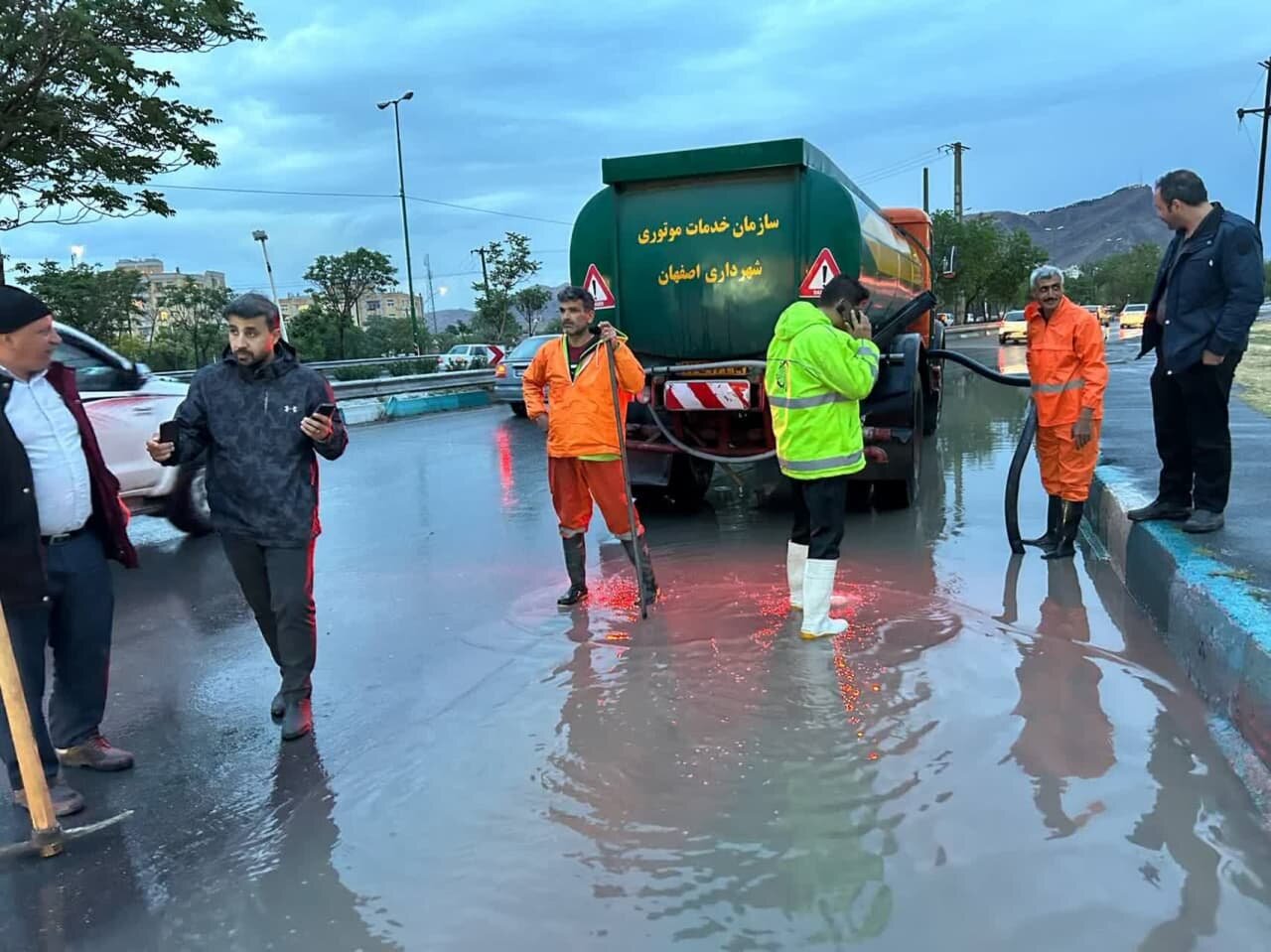 مشکل آبگرفتگی بلوار ارغوانیه رفع شد/ آمادهباش اکیپهای ستاد سیل تا پایان بارشها