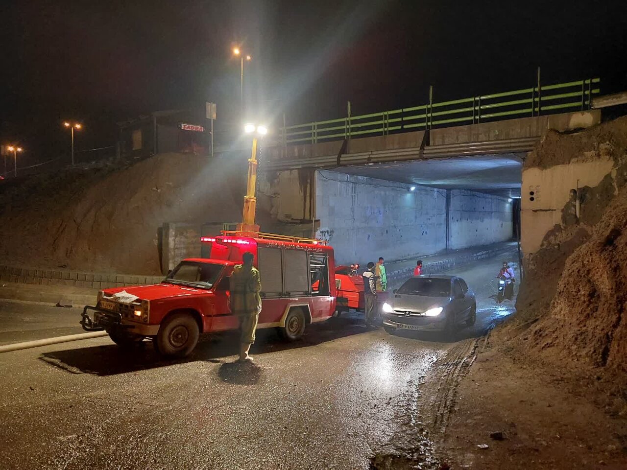 رفع آبگرفتگی معابر با تلاش ۶۰ نفر از نیروهای خدمات شهری منطقه ۱۵ اصفهان + فیلم