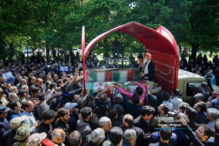 پیکرهای ۳۴ شهید دفاع مقدس از مرز مهران وارد کشور میشود