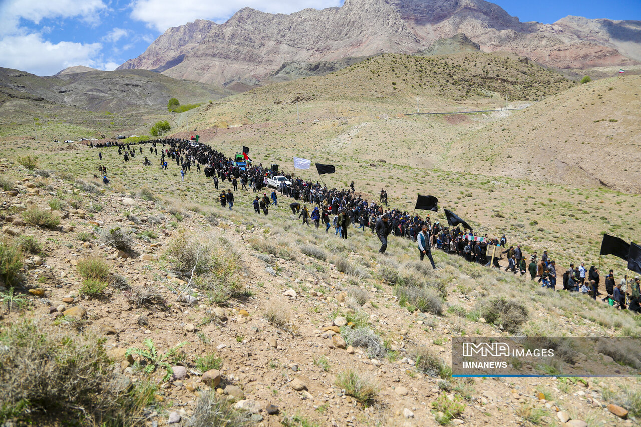 فیلم | تشییع شهید گمنام در ارتفاعات کوهپایه کرمان