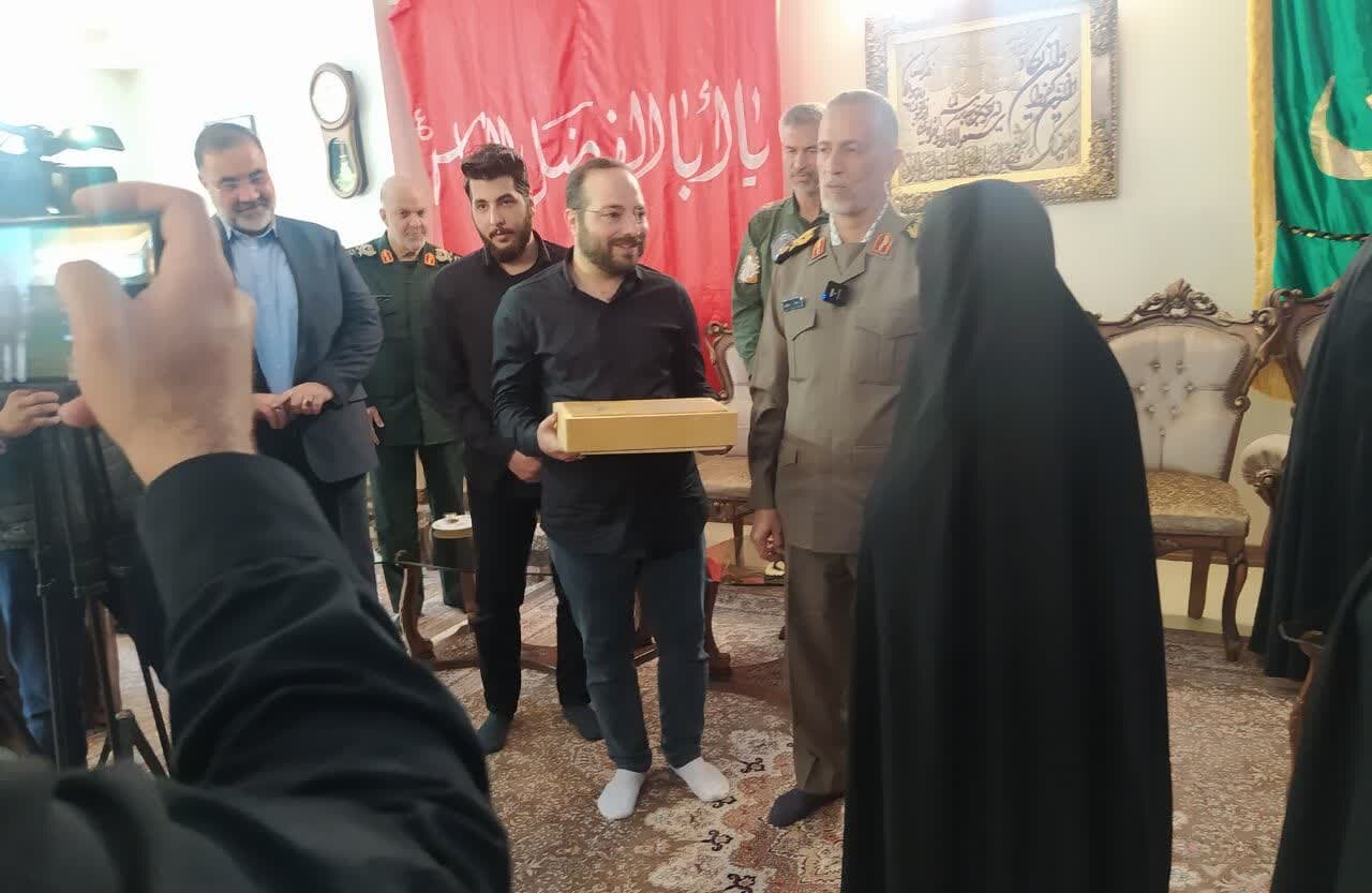 دیدار رئیس دفتر نظامی فرمانده کل قوا و فرمانده نیروی هوایی ارتش با خانواده شهید زاهدی
