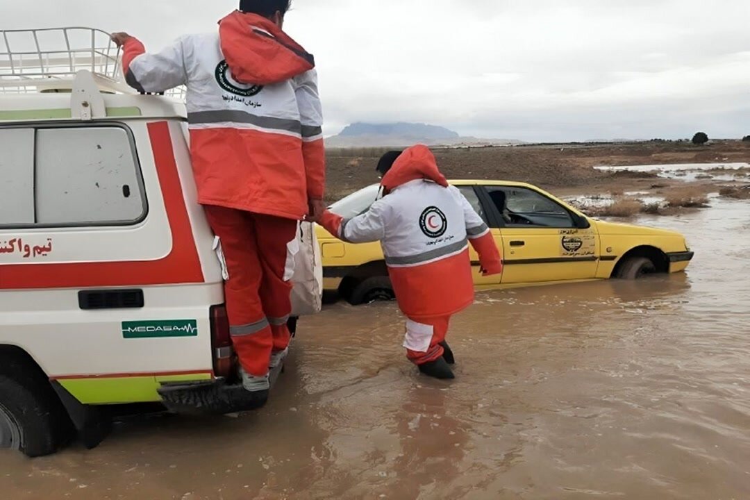 امدادرسانی هلال‌احمر به ۱۲۲ نفر از آسیب‌دیدگان سیلاب در کرمانشاه