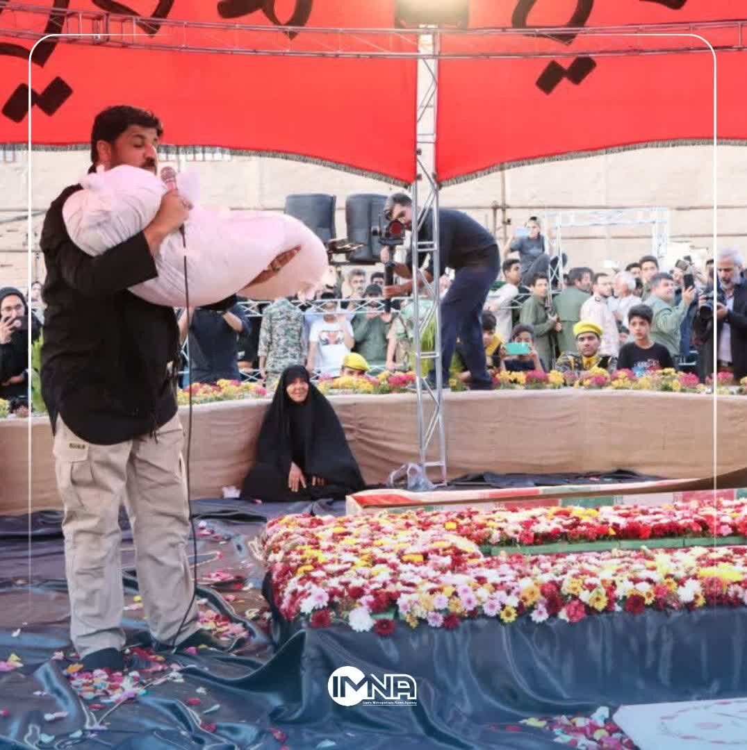 فیلم | لحظاتی قبل از خاکسپاری شهید گمنام در رفسنجان
