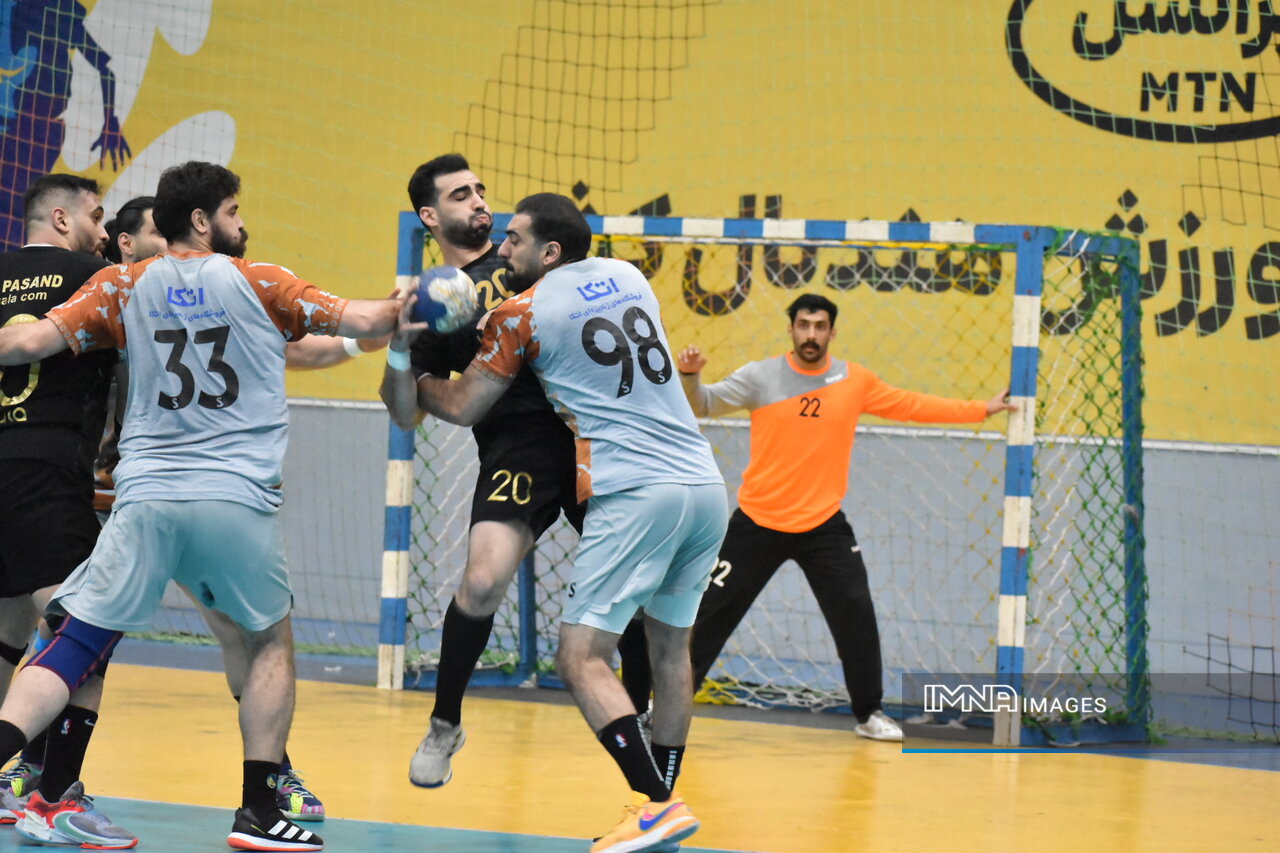 تلاش برای رسیدن به سکو