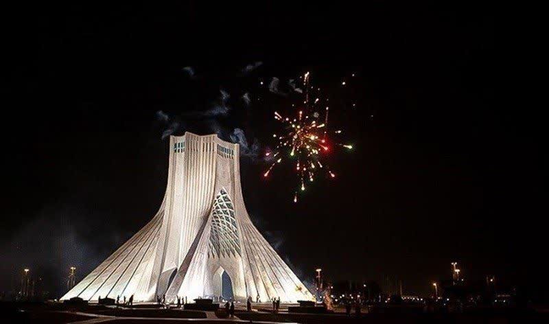 نورپردازی برج آزادی تهران به مناسبت روز خرم‌آباد+ فیلم