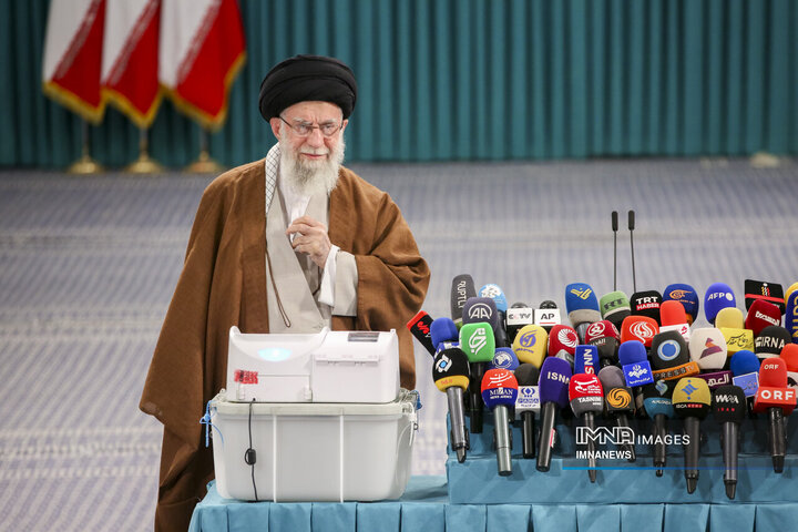 رهبر معظم انقلاب اسلامی پای صندوق رأی انتخابات ۱۴۰۳