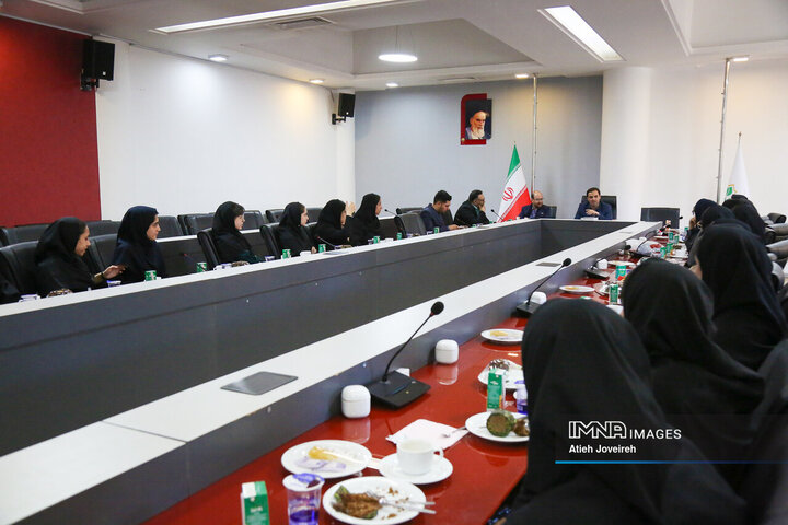 نشست مدیرکل ارتباطات و امور بین‌الملل شهرداری اصفهان و دانش‌آموزان