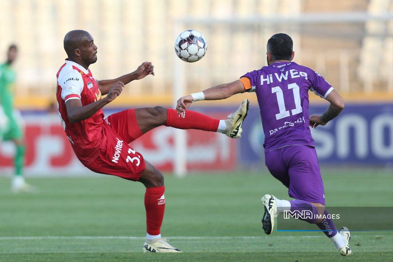 دلجویی مرد سال فوتبال آسیا از دروازهبان پرسپولیس / هدیه ۵ هزار دلاری برای شکستن دستها!