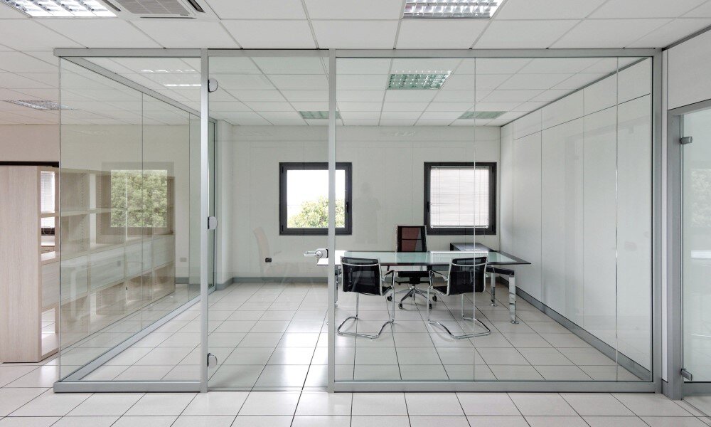 پارتیشن اداری مدرن: دکوراسیون شیک و کاربردی برای دفتر شما