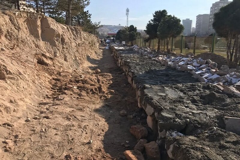 تداوم عملیات احداث دیوار سنگی پارک سلامت در تبریز