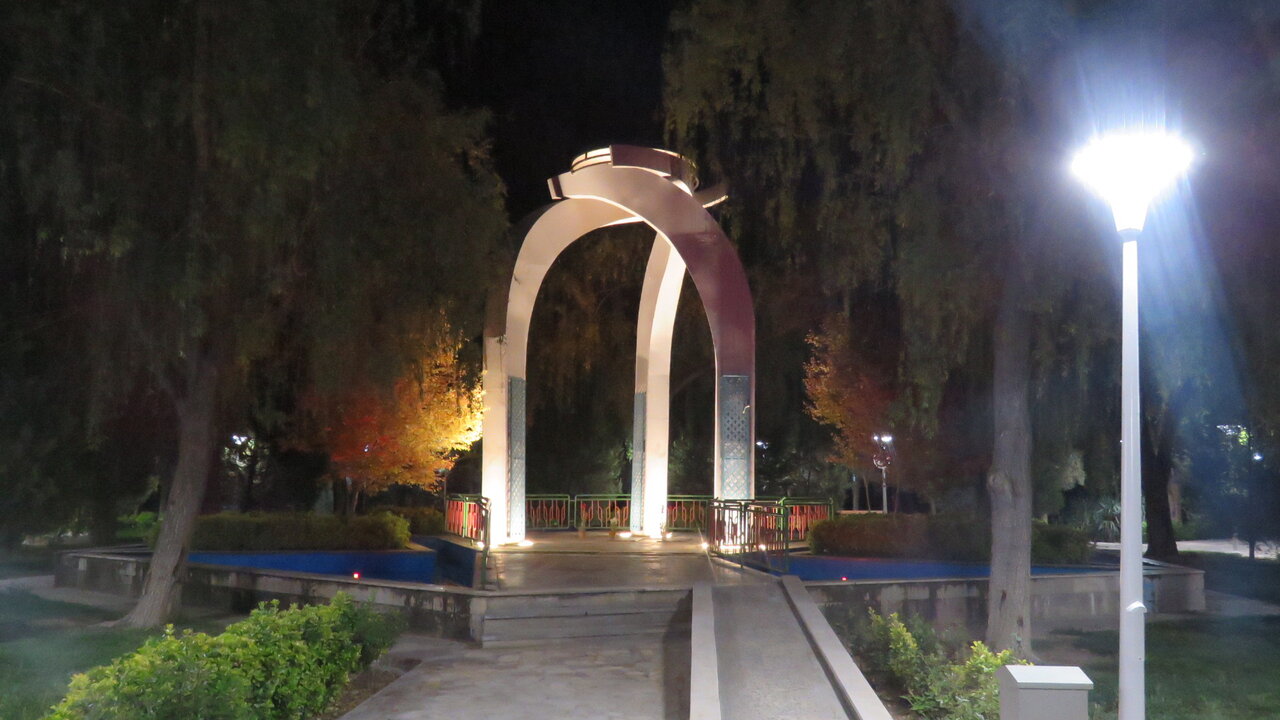 ورودی پارک کوثر و مزارشهدای گمنام خوراسگان نورپردازی شد