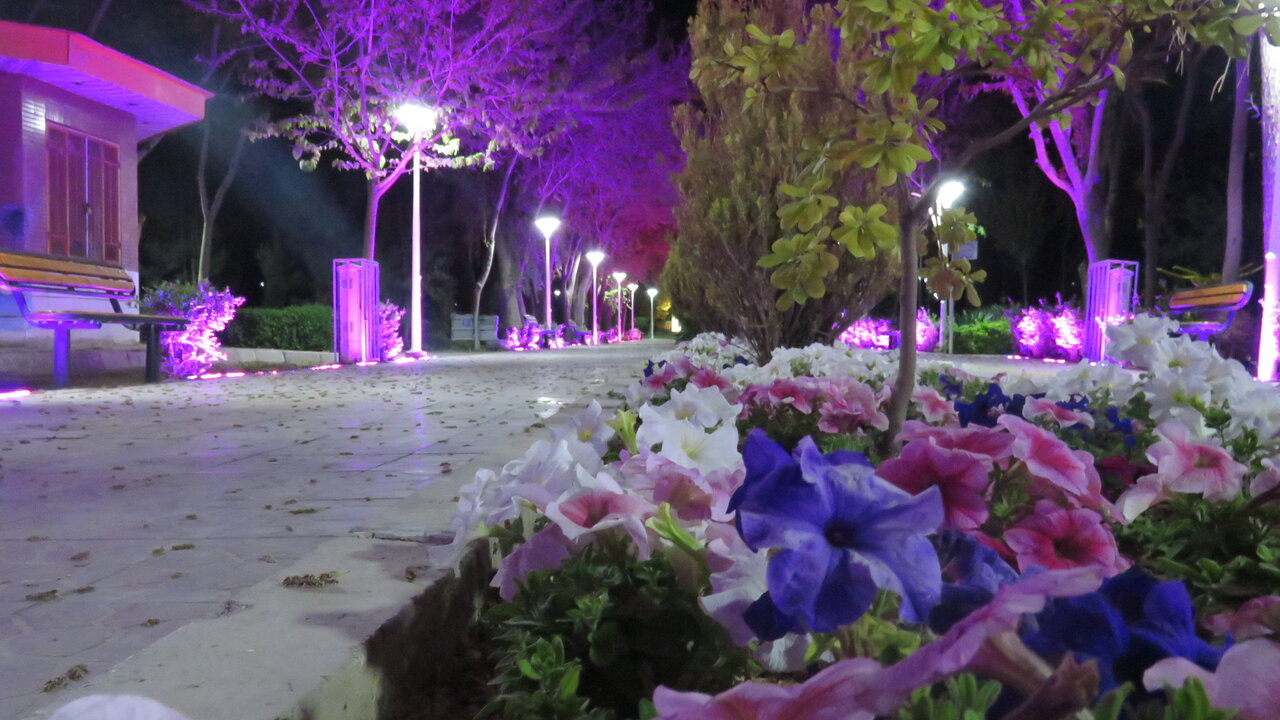 ورودی پارک کوثر و مزارشهدای گمنام خوراسگان نورپردازی شد