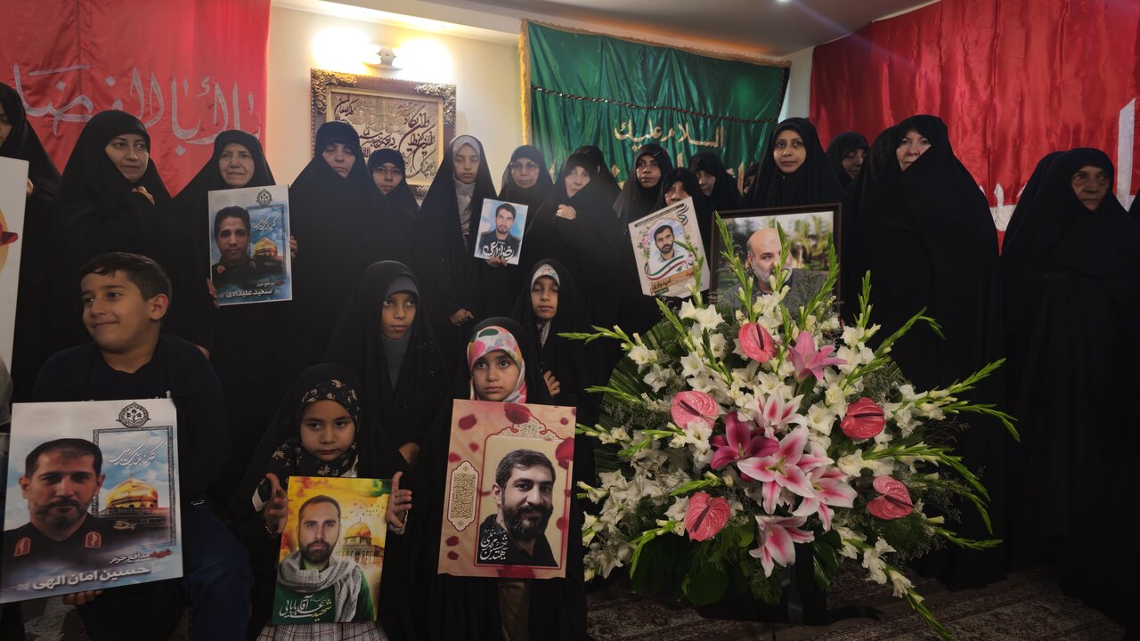 اینجا چشمها و عکسها روضه میخوانند