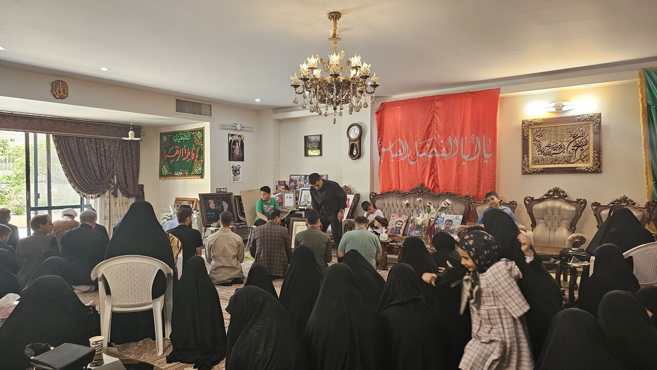 اینجا چشمها و عکسها روضه میخوانند