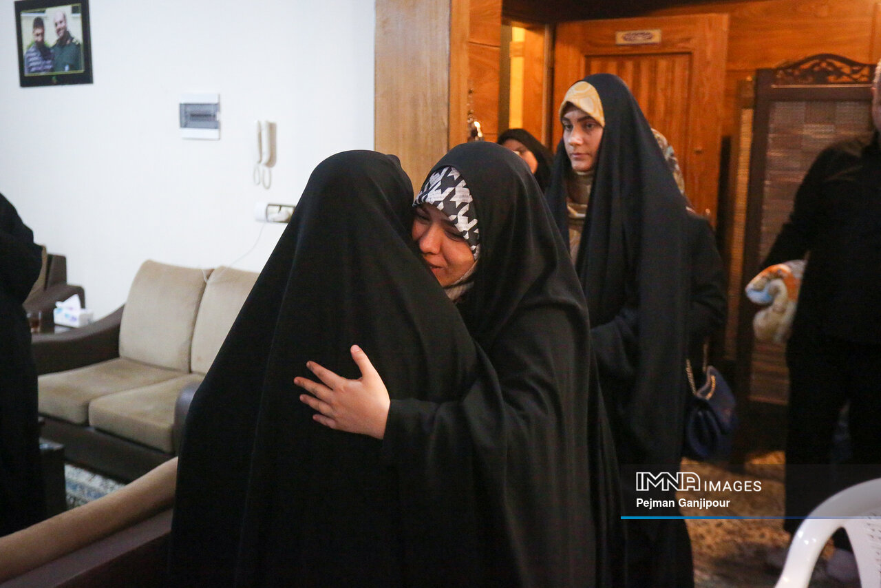 اینجا چشمها و عکسها روضه میخوانند