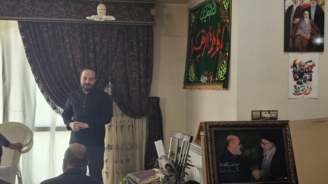 اینجا چشمها و عکسها روضه میخوانند