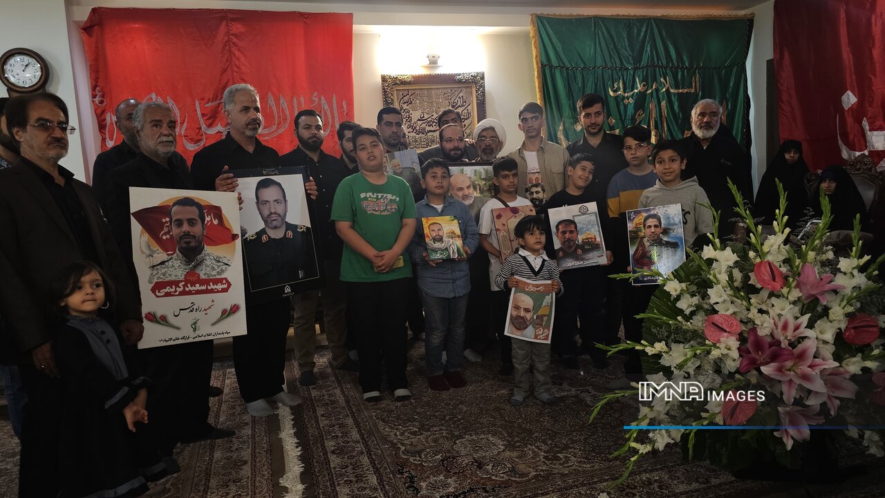 اینجا چشمها و عکسها روضه میخوانند