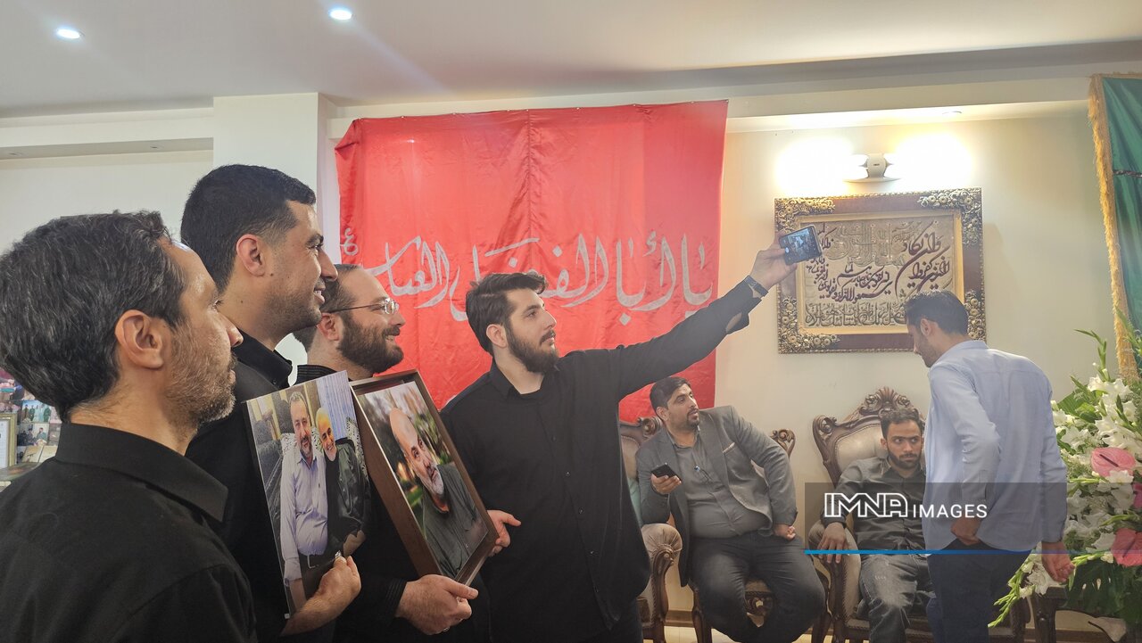 اینجا چشمها و عکسها روضه میخوانند