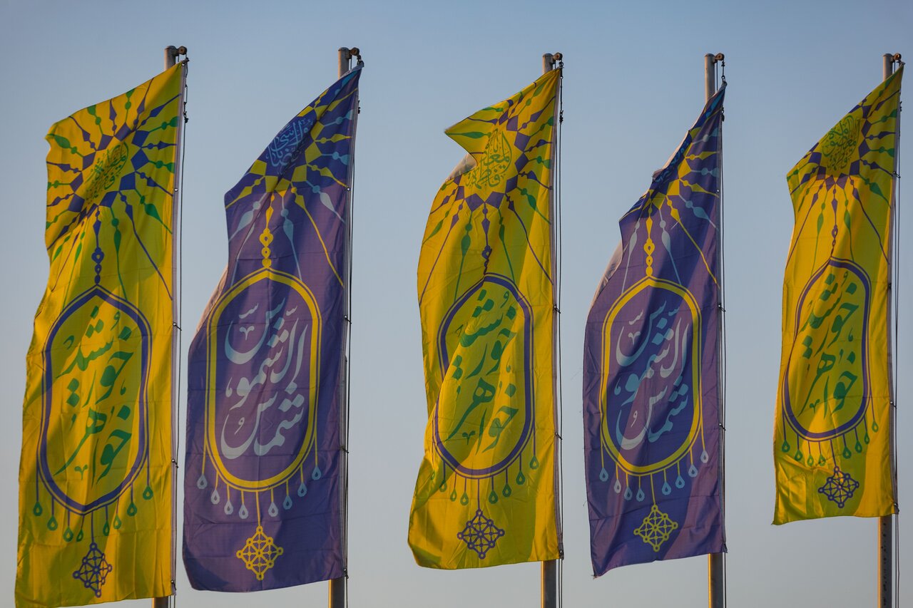 نصب ۵ ابر پرچم متبرک به آستان امام هشتم و با طرح پرچم گنبد امام رضا (ع) در اصفهان