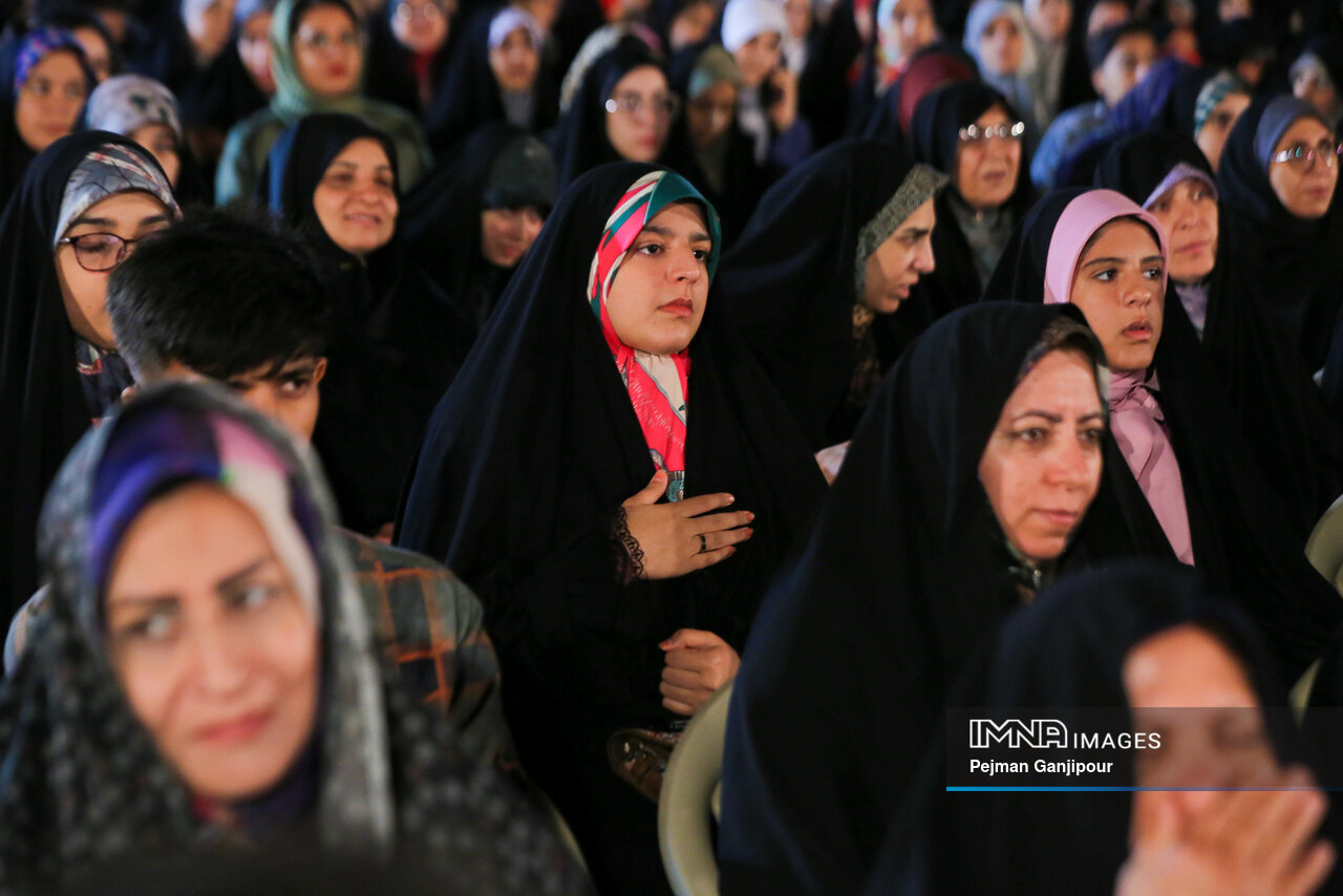 دختر، فانوسی در مسیر پر پیچ و خم زندگی