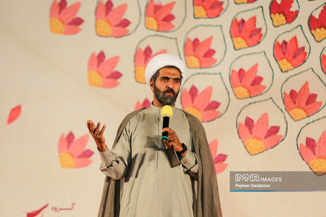 دختر، فانوسی در مسیر پر پیچ و خم زندگی