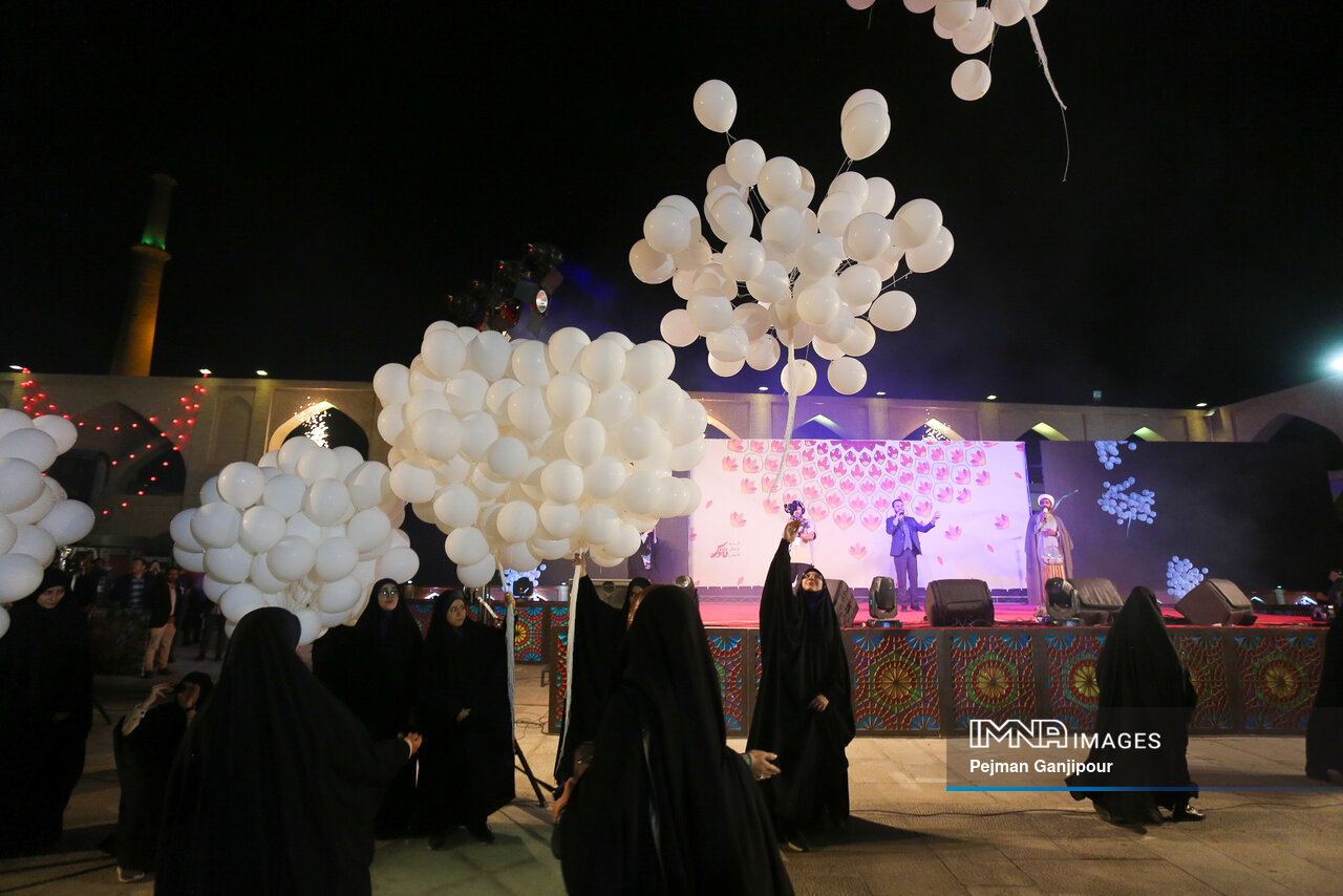 دختر، فانوسی در مسیر پر پیچ و خم زندگی