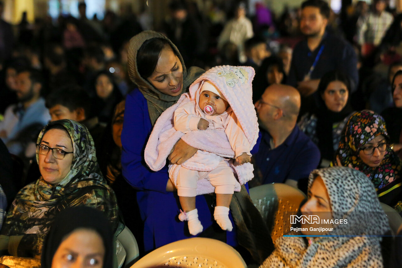 دختر، فانوسی در مسیر پر پیچ و خم زندگی