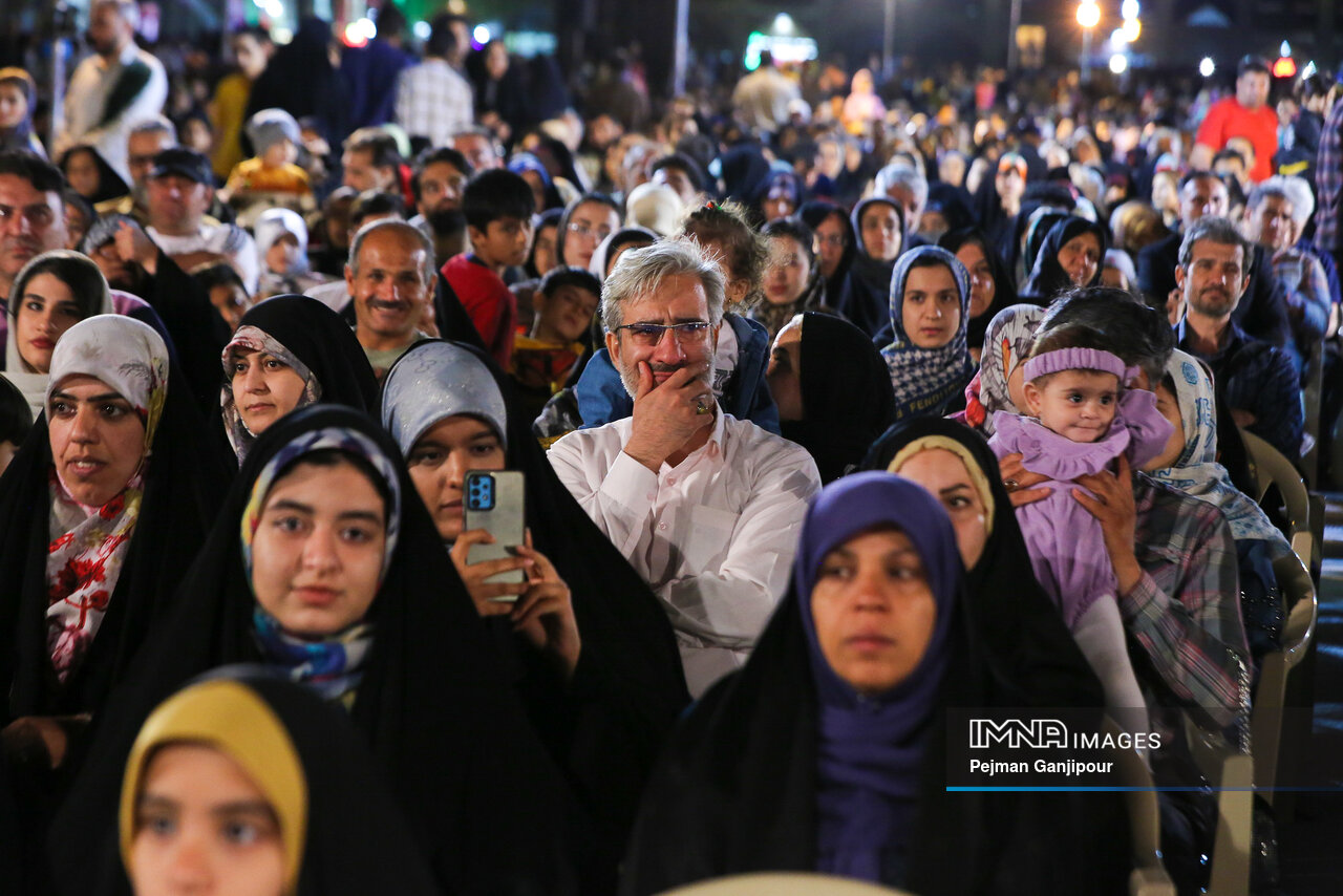 دختر، فانوسی در مسیر پر پیچ و خم زندگی