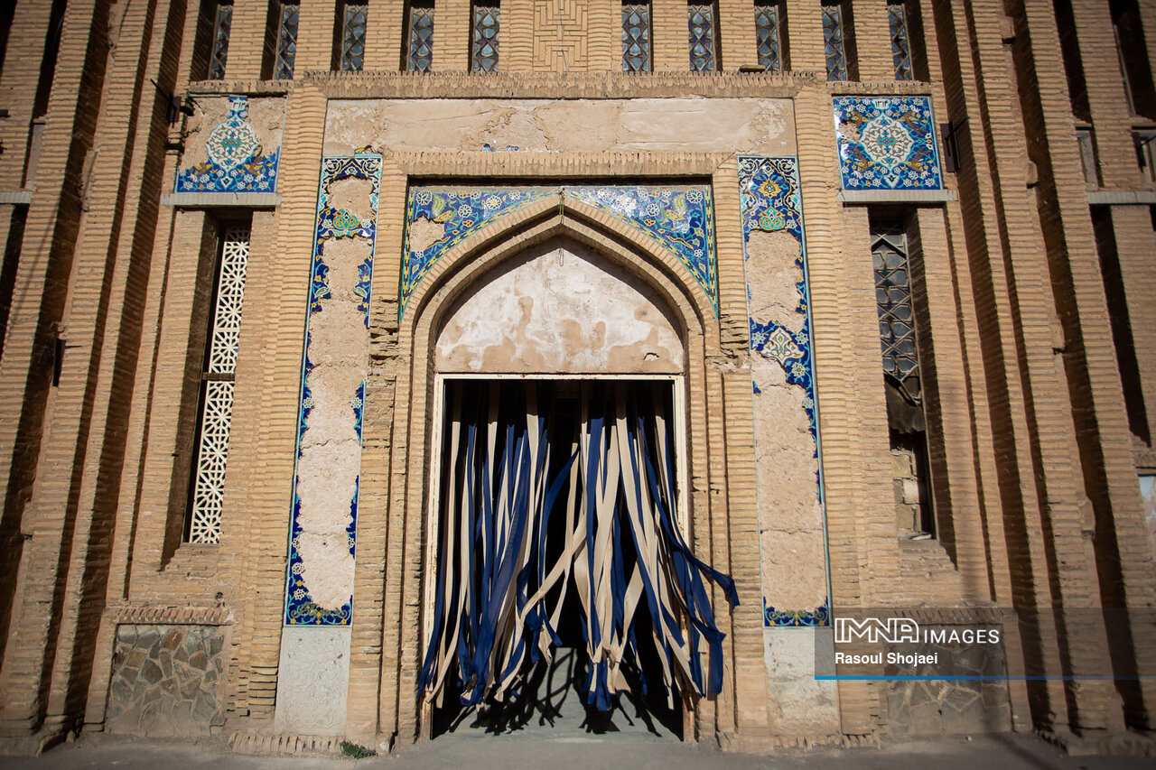 دستی بر چهره خسته «ریسباف»