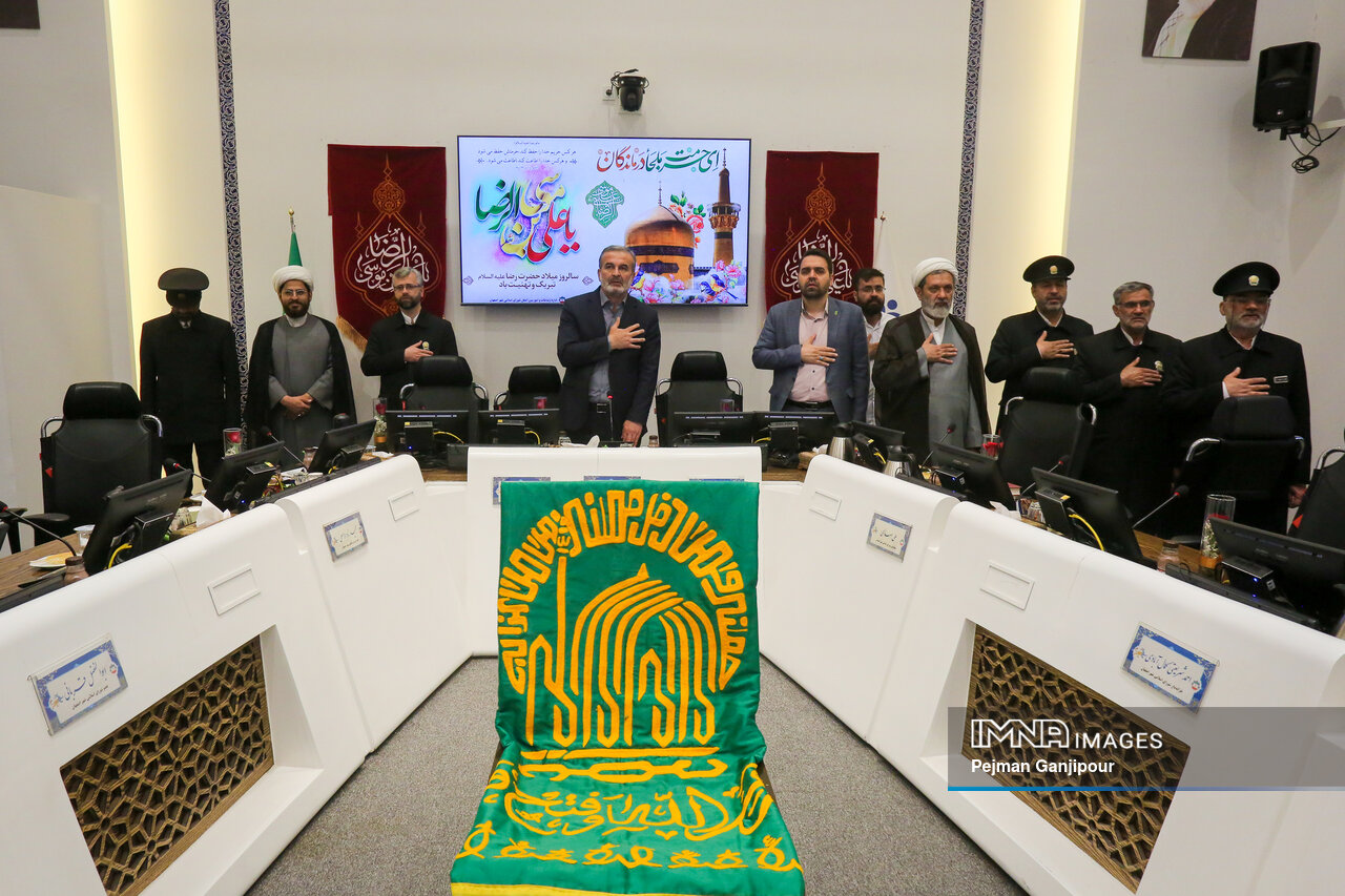 صحن شورای شهر اصفهان متبرک به پرچم رضوی شد