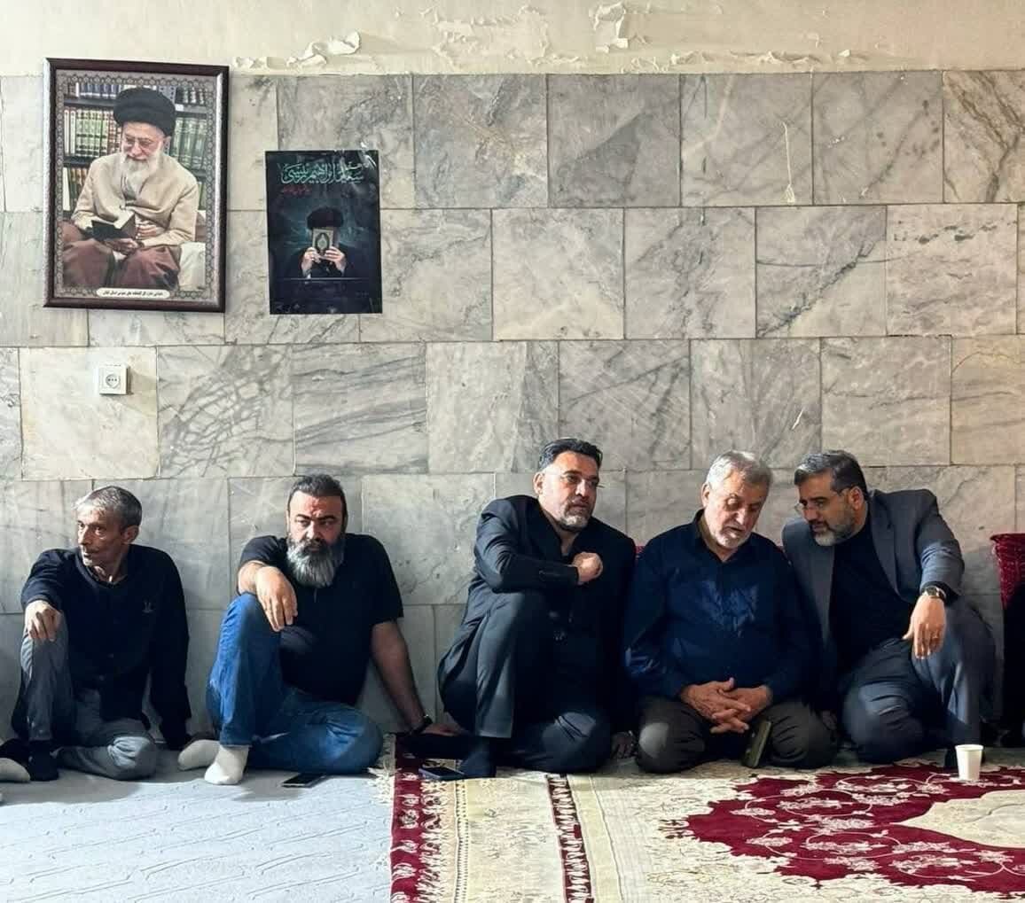 حضور وزیر فرهنگ در منزل شهید موسوی سرتیم حفاظت رئیس‌‎جمهور