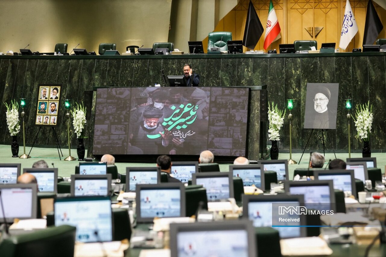 آخرین جلسه علنی مجلس یازدهم در سوگ رئیس جمهور شهید