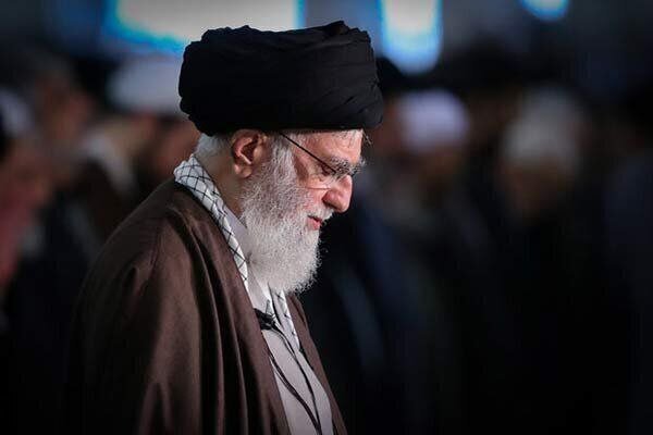 اقامه نماز ظهر جمعی از مدال‌آوران علمی ایران به امامت رهبر انقلاب