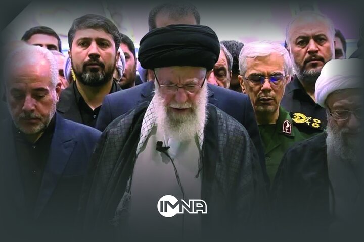 فیلم| اقامه نماز رهبر انقلاب بر پیکر شهید رئیسی و همراهان