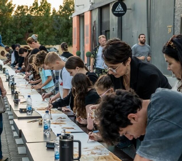 ابتکار محیط زیستی نقاشی خیابانی با قهوه در امارات