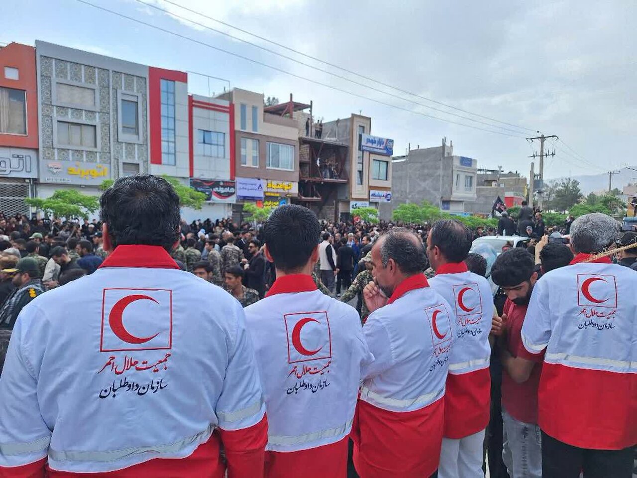 ارائه خدمات به ۱۷۰۰ نفر در مراسم تشییع پیکر شهید جمهور توسط هلال احمر خراسان جنوبی