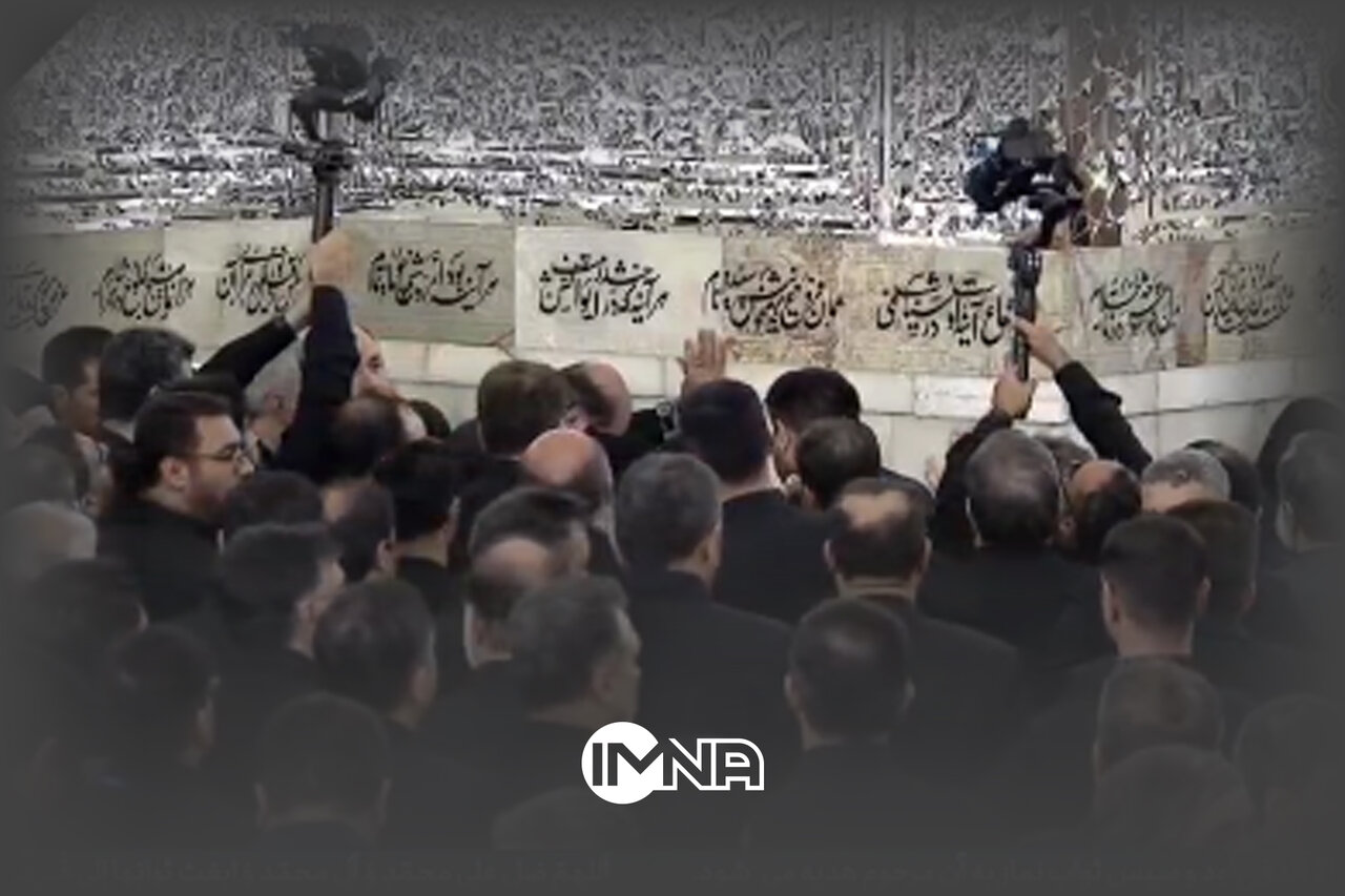 فیلم| مراسم تدفین خادم الرضا در حرم امام رضا (ع)