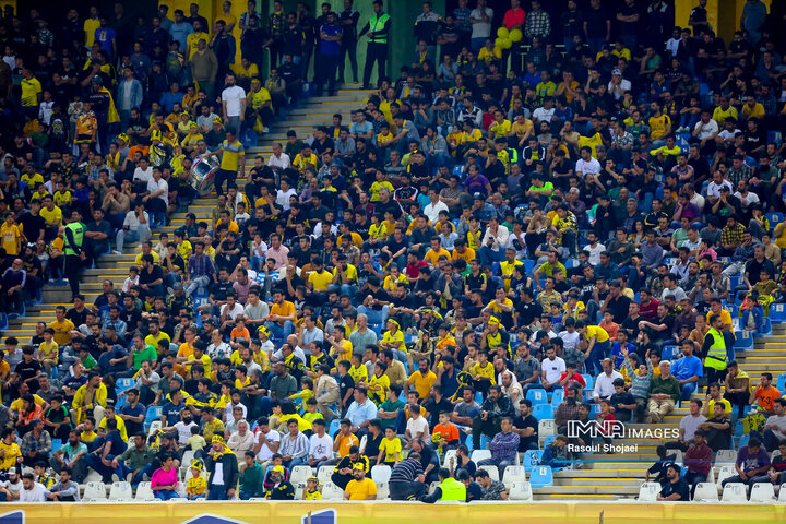 برافراشته شدن پرچم‌های طلایی‌رنگ در ورزشگاه آزادی به‌دست هواداران سپاهان +فیلم