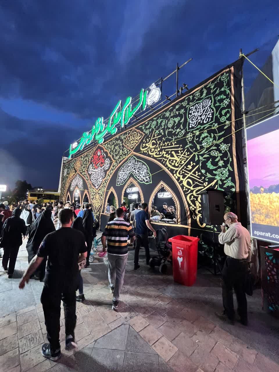 برپایی موکب شهدای خدمت در میدان امام‌ حسین (ع) اصفهان + فیلم