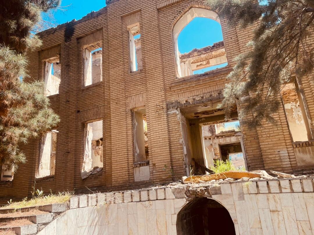 باقیمانده بیمارستان مخروبه مسیح کرمانشاه با استناد قضایی تخریب شد