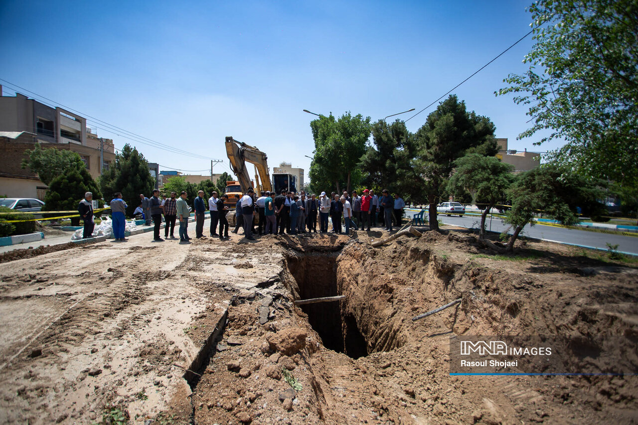 فروریزش زمین در خیابان پروین اعتصامی اصفهان