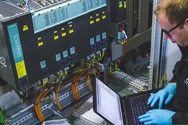 PLC جایگزین هوش انسانی در صنایع