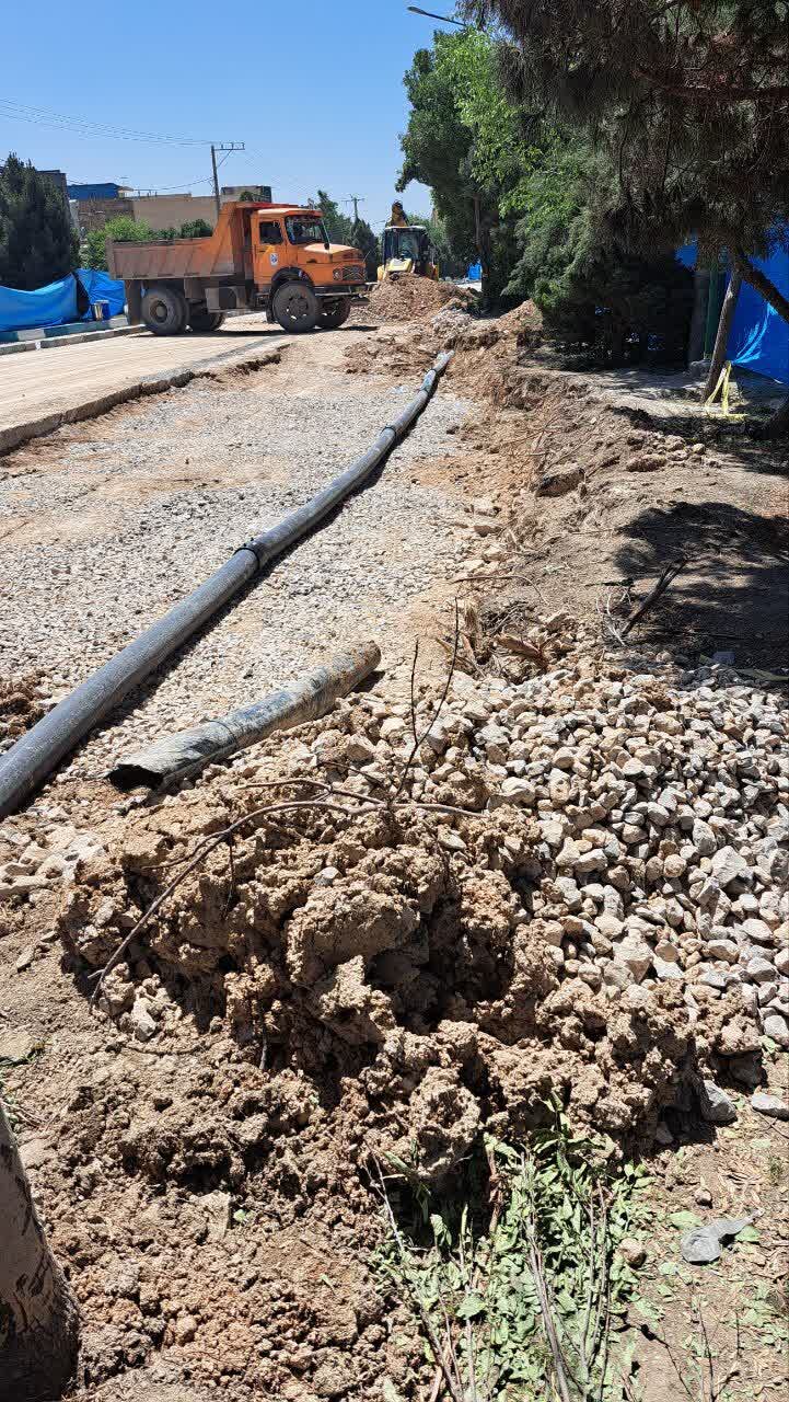 ایجاد حفره به دلیل گرفتگی لوله فاضلاب در ملکشهر / ۱۴ متر از خط لوله خیابان پروین تعویض شد