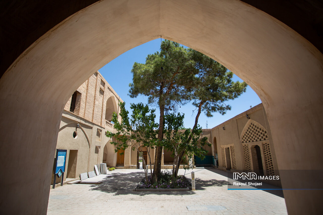 هفتوادی تخت فولاد