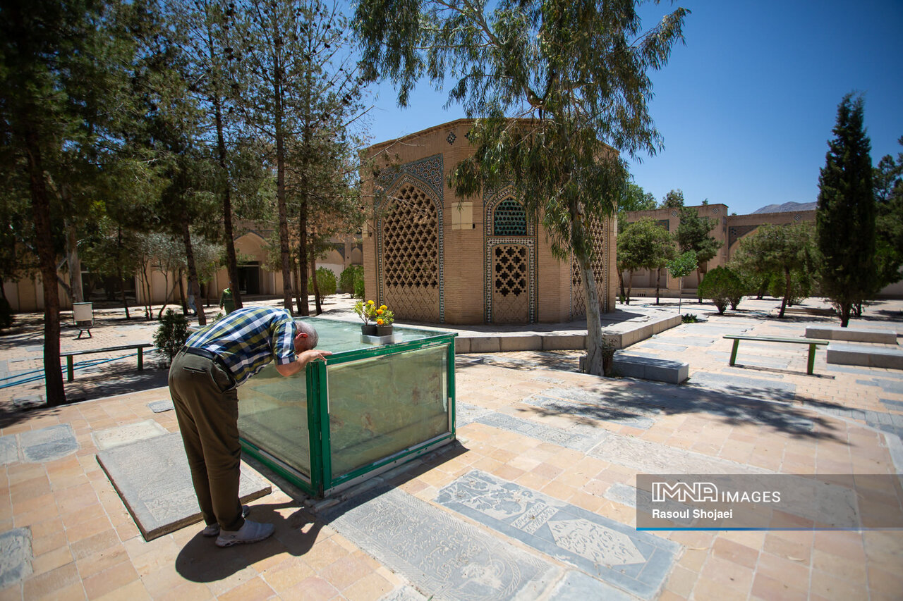 تخت فولاد، کتاب قرنها عرفان، هنر و حماسه