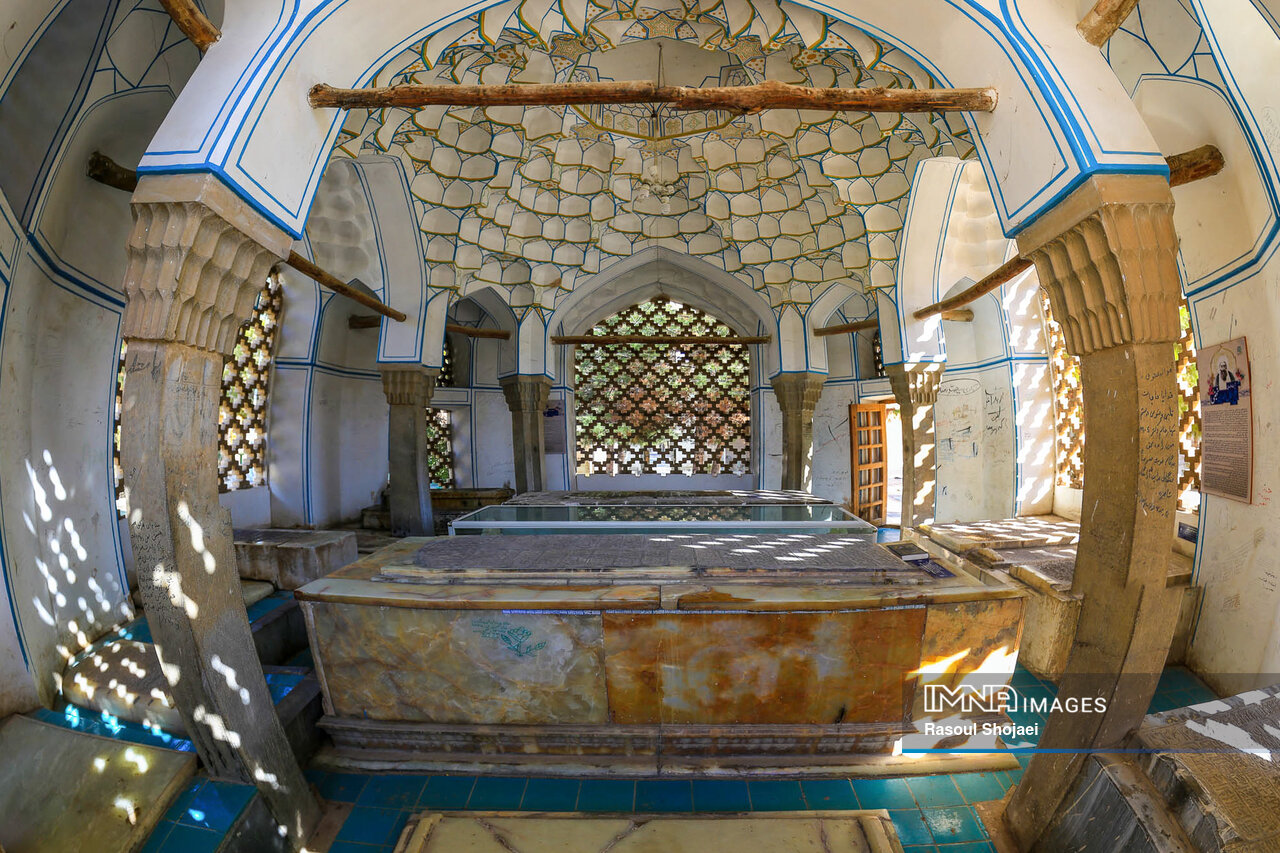 تخت فولاد، کتاب قرنها عرفان، هنر و حماسه