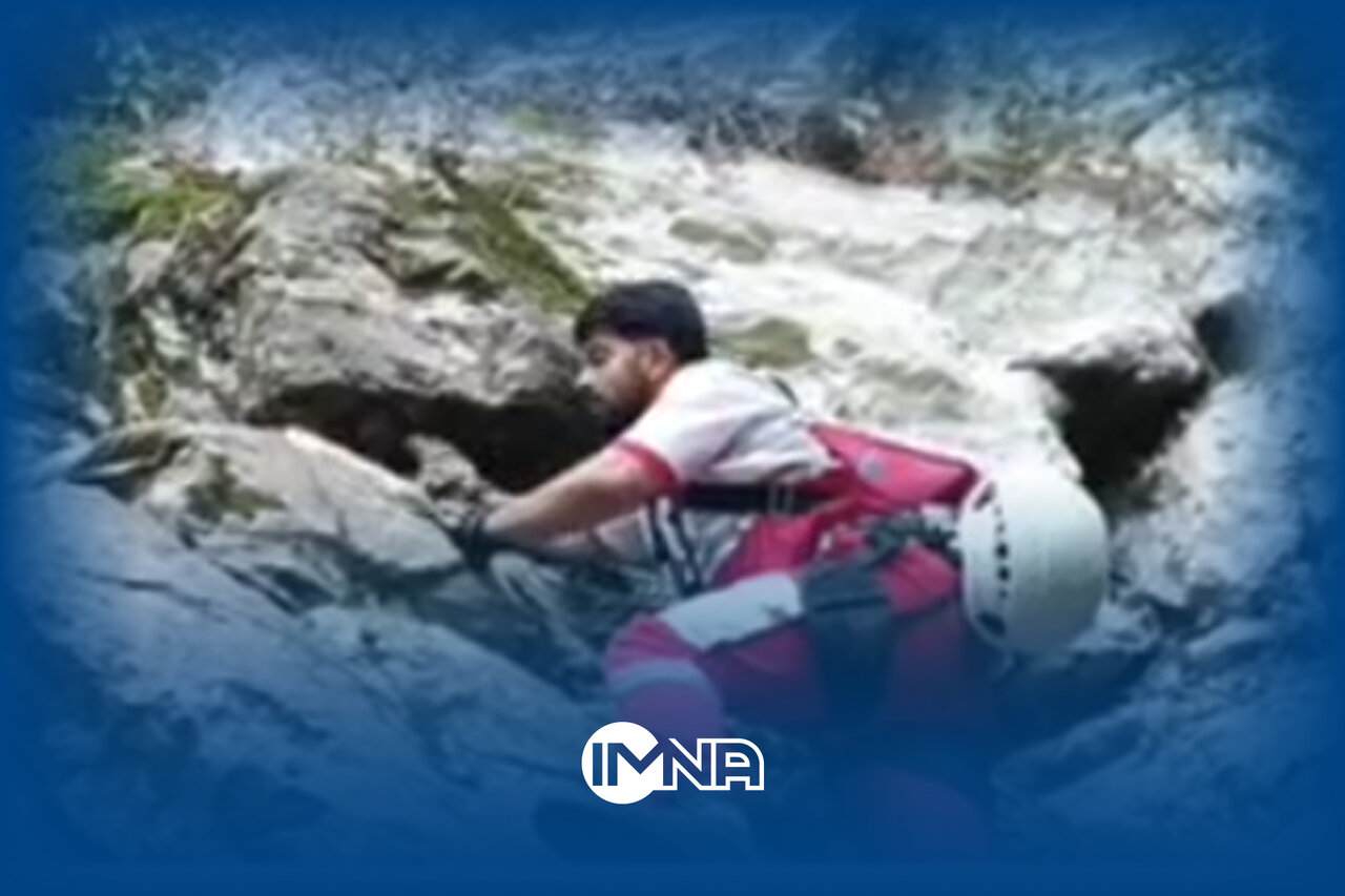 فیلم| لحظات نفس‌گیر نجات مسافر سقوط کرده از آبشار خان‌ببین